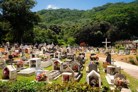 Der  farbenfrohe Friedhof von La Digue