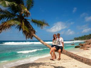 Bina und Francis auf einer Palme, La Digue, Seychellen