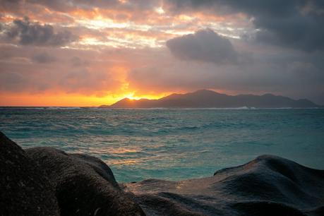Die Sonne verschwindet hinter der Insel Praslin