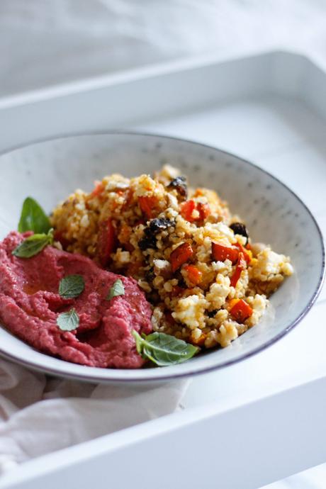 EAT HAPPY – MIT DEM RUNDUM WOHLFÜHLEFFEKT! Herbstlicher Bulgursalat mit Rote Rüben Hummus