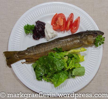 Freitagsfisch: Geräucherter Saibling mit Preiselbeeren, Meerrettich und Salat