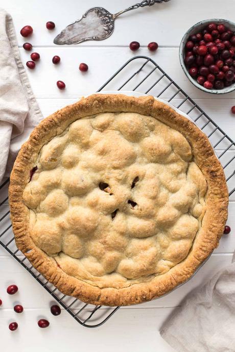 Amerikanischer Apfelkuchen (Apple Pie) mit Cranberries