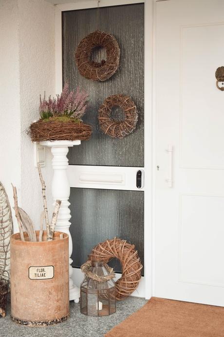 DIY Deko für Herbst und Winter: natürlich mit Moos, Erika, Heidekraut, Zapfen dekorieren. Dekoidee Haustüre Konsole Sideboard