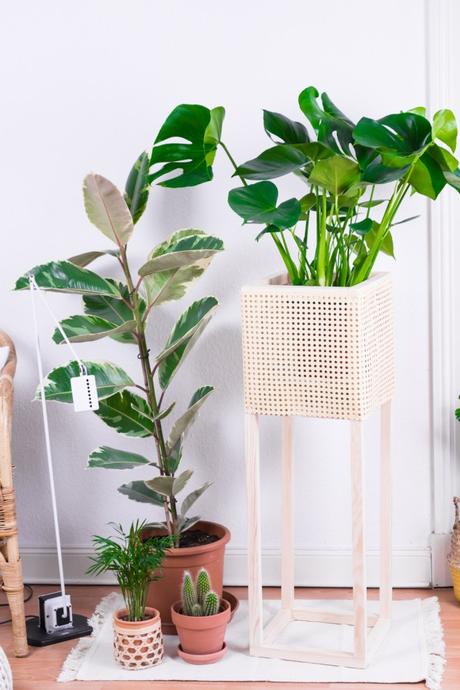 Plant Stand DIY aus Holz und Geflecht- kreative Tutorials für DIY Geschenke, DIY Möbel und DIY Deko zum Basteln