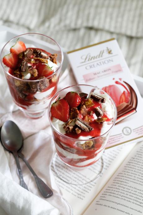 WENN MAN LIEBE LÖFFELN KÖNNTE… Erdbeer-Schoko-Cheesecake im Glas mit Lindt Creation Macaron