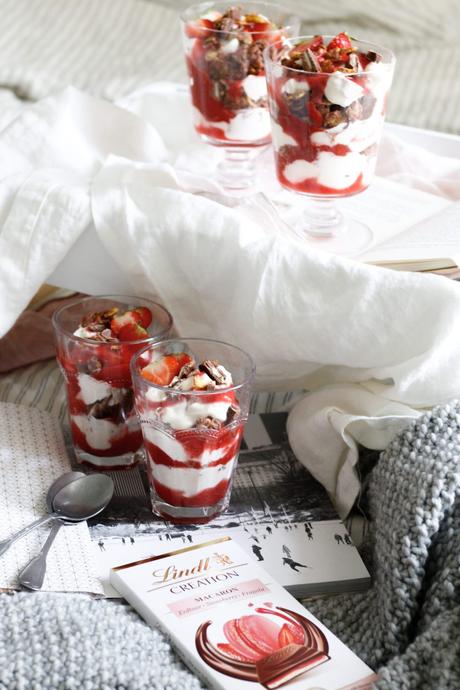 WENN MAN LIEBE LÖFFELN KÖNNTE… Erdbeer-Schoko-Cheesecake im Glas mit Lindt Creation Macaron