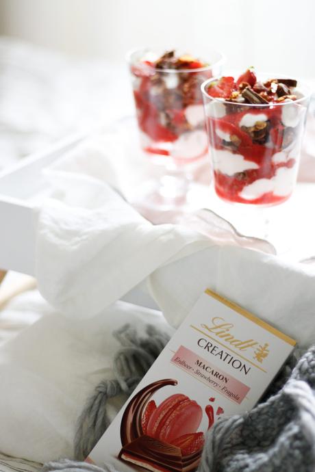 WENN MAN LIEBE LÖFFELN KÖNNTE… Erdbeer-Schoko-Cheesecake im Glas mit Lindt Creation Macaron