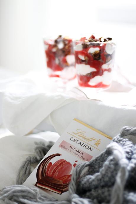 WENN MAN LIEBE LÖFFELN KÖNNTE… Erdbeer-Schoko-Cheesecake im Glas mit Lindt Creation Macaron