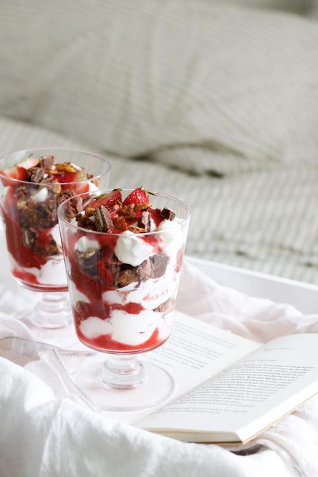 WENN MAN LIEBE LÖFFELN KÖNNTE… Erdbeer-Schoko-Cheesecake im Glas mit Lindt Creation Macaron