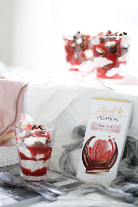 WENN MAN LIEBE LÖFFELN KÖNNTE… Erdbeer-Schoko-Cheesecake im Glas mit Lindt Creation Macaron