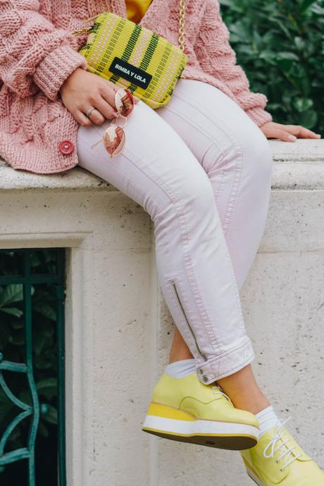 #Herbstoutfit in rosa oversize Pullover, Marc Cain Jeans, Mellow Yellow Plateau Flats und Bimba y Lola Tasche