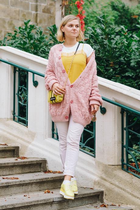 #Herbstoutfit in rosa oversize Pullover, Marc Cain Jeans, Mellow Yellow Plateau Flats und Bimba y Lola Tasche
