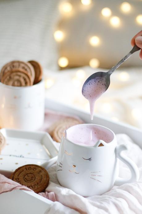 GUTE LAUNE ZUM SCHLÜRFEN UND NASCHEN! Pink & Grinch ‚Hot Chocolate‘ mit selbstgebackenen Spekulatius