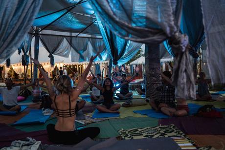 Yoga Session auf Wonderfruit Festival