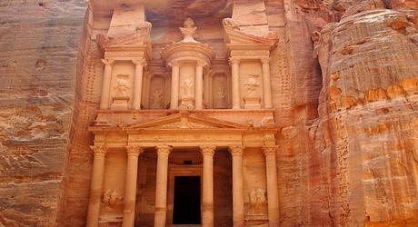 Tausende Touristen aus der durch Überschwemmungen bedrohten Stadt Petra evakuiert