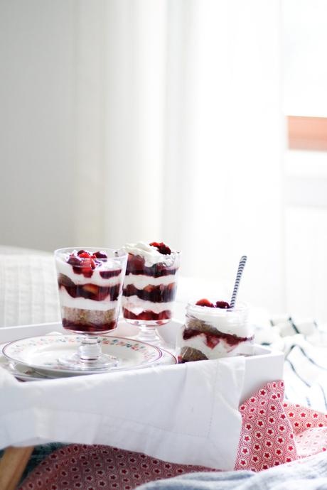 … AND I SAY TO MYSELF, WHAT A WONDERFUL WORLD! Winterfruchtpunsch Dessert im Glas mit Buchweizenkuchen und Vanillecreme