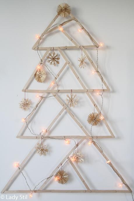 DIY Wanddeko. Alternativer Weihnachtsbaum aus Holzstäbchen Eisstielen Popsicles für kleine Räume