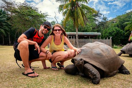 Wir mit einer Riesenlandschildkröte auf der Insel Curieuse