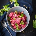 Rote Bete-Couscous mit Pinienkernen und Ziegenkäse