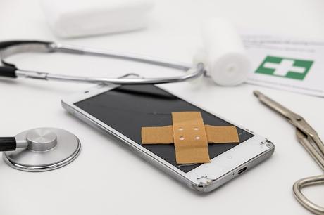 Handy Doktor - Smartphone beim Artzt