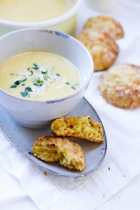 WARMER SUPPENZAUBER FÜR KALTE TAGE! Cremige Maissuppe mit unseren liebsten, knusprigen Käse-Scones