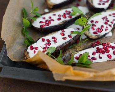 Gebackene Auberginen mit Schafsjoghurt und Granatapfel