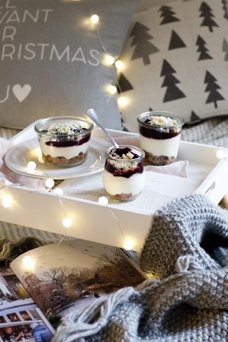 TWINKLE, TWINKLE LITTLE STAR! Winterlicher Cheesecake-Orangen-Joghurt mit Spekulatiuskekserl und Heidelbeersauce