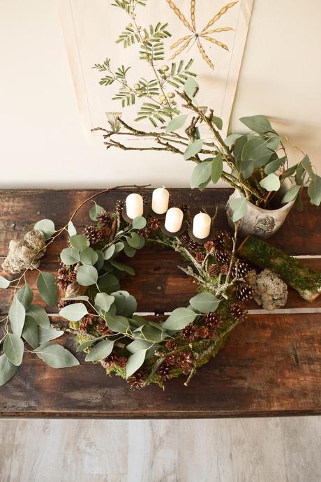 Adventskranz selber machen. DIY Mooskranz für Advent mit Zapfen, Eukalyptus, Ästen und ganz viel Natur. Adventskranz natürliche Deko Ideen