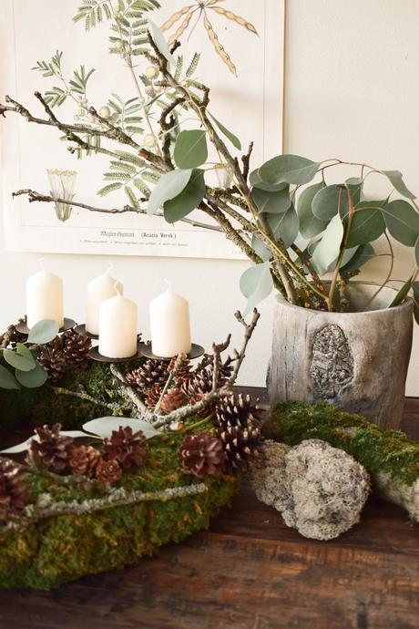 Adventskranz selber machen. DIY Mooskranz für Advent mit Zapfen, Eukalyptus, Ästen und ganz viel Natur. Adventskranz natürliche Deko Ideen
