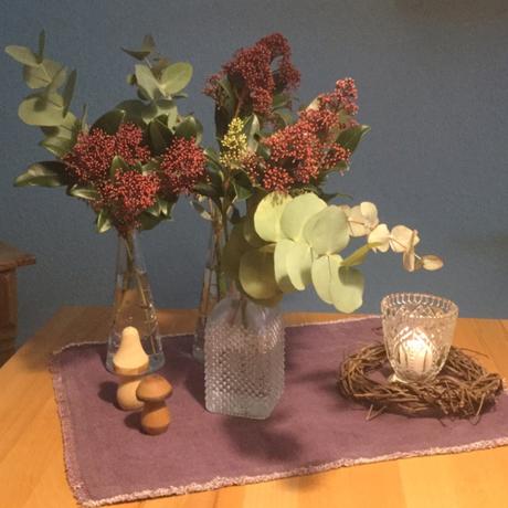 Friday-Flowerday – oder – Kein bisschen Advent: Skimmien und Eukalyptus