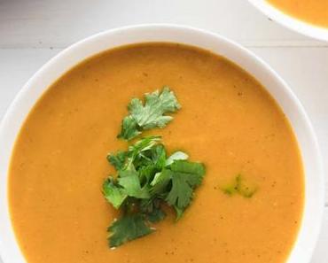 Kürbis-Suppe mit Curry und Kokosmilch