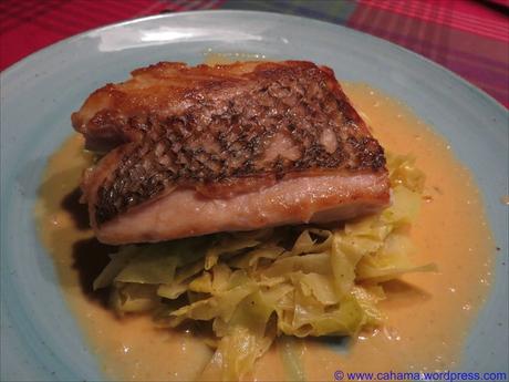 Red Snapper mit Cajun-Spitzkohl und roter Curry-Kokossauce