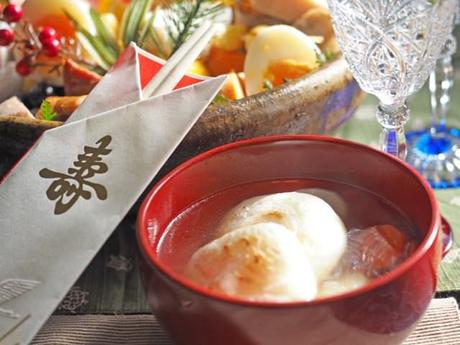 Mochi Eine herzhafte O-zoni wird am liebsten am Neujahrstag gegessen.