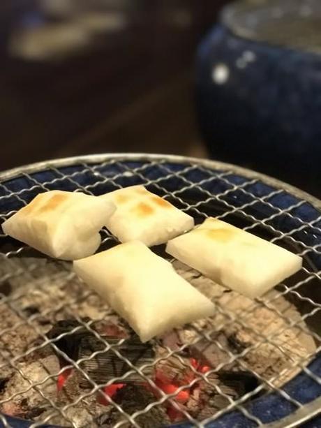 Mochi Über einem Grill oder Toaster mit Rost werden Kirimochi innen weich und außen knusprig.
