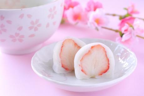 Ichigo Daifuku sind mit ganzen Erdbeeren gefüllt und ein sehr beliebte Mochi Variante.