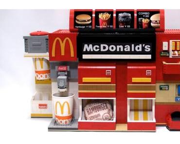 Eine LEGO-Maschine die Burger, Pommes und Drinks rausspuckt