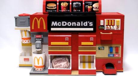 Eine LEGO-Maschine die Burger, Pommes und Drinks rausspuckt
