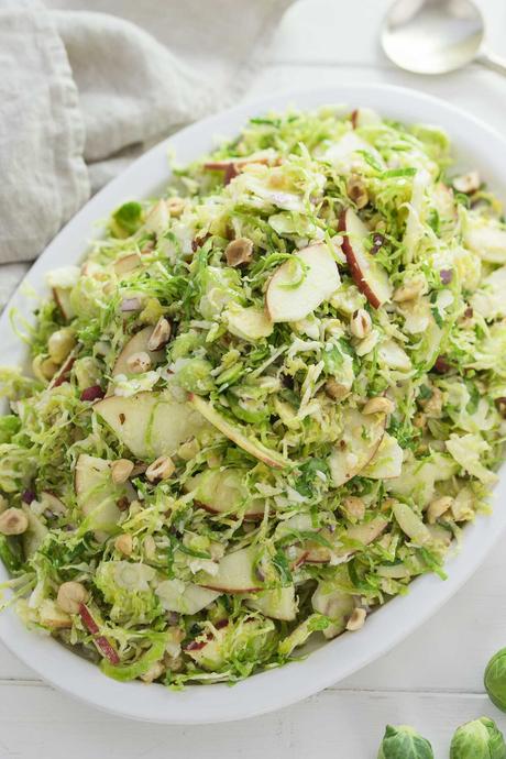 Rosenkohl-Salat mit Apfel und Haselnuss