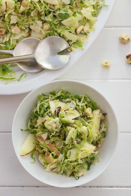 Rosenkohl-Salat mit Apfel und Haselnuss