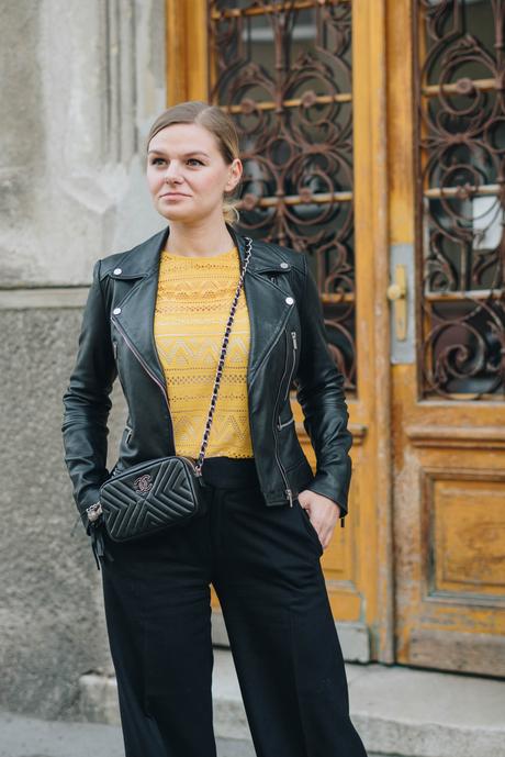 #Herbstoutfit in schwarzer Schlaghose, gelbem Lochshirt von Only*, Lederjacke und Chanel Tasche