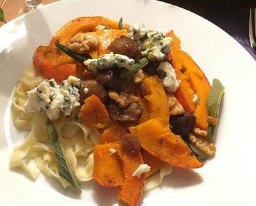 Selbstgemachte Tagliatelle mit Maronen, Kürbis, Salbei und Roquefort
