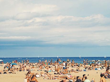 Menschen beim Sonnenbaden am Strand