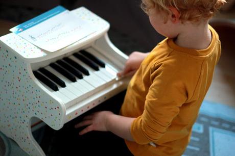 Übung macht den Meister - Unser neues Kinder-Klavier & Verlosung