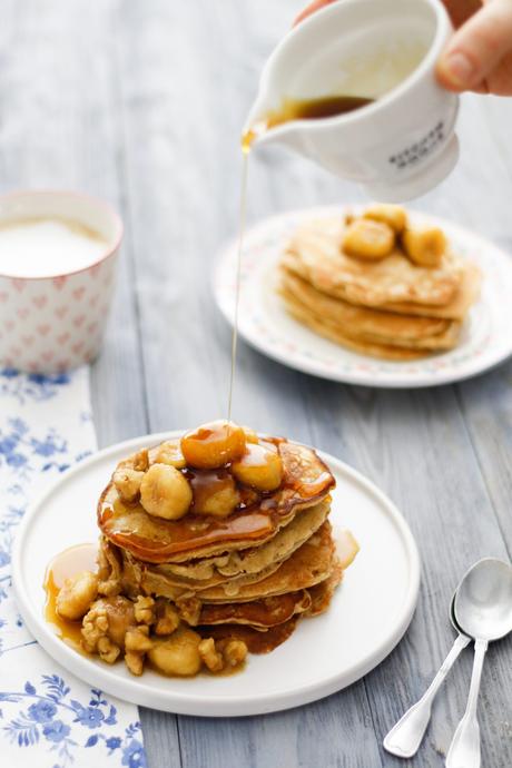 EASY LIKE SUNDAY MORNING! Weihnachtliche Spekulatius-Apfel-Pancakes mit karamellisierten Bananen und Walnüssen