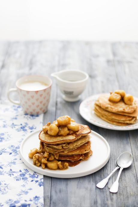 EASY LIKE SUNDAY MORNING! Weihnachtliche Spekulatius-Apfel-Pancakes mit karamellisierten Bananen und Walnüssen