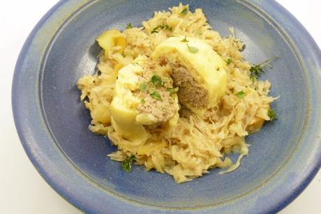 Gefüllte Hefeklöße auf Sauerkraut