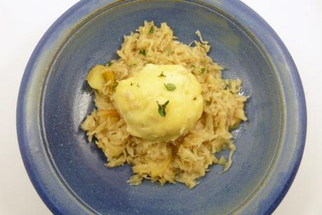 Gefüllte Hefeklöße auf Sauerkraut