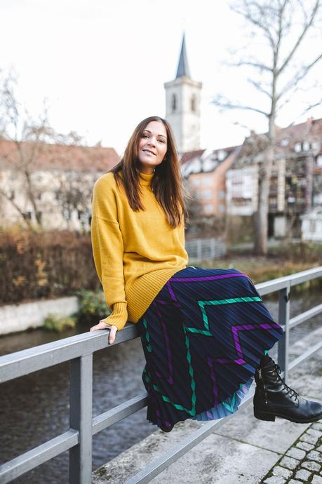 Alltagsoutfit im casual Street Style, Alltagsoutfit im rockigem Street Style, casual chic, enthält Werbung , Jake*s Faltenrock, Jake*s Pullover Modetrends Herbst Winter 2018/19, Modetrends 2018, Modetrends 18/19, Mode und Styling Tipps, Modeblogger, Modeblog, Fashion Blog, Outfit Blog, Streetstyle Blog, www.kleidermaedchen.de, #Faltenrock  #outfit #alltagsoutfit #black #stickpullover #outfit #streetstyle #herbstwinter1819 #jakesdiaries #jackesfashion