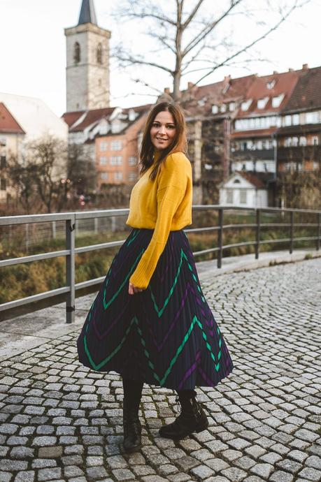 Alltagsoutfit im casual Street Style, Alltagsoutfit im rockigem Street Style, casual chic, enthält Werbung , Jake*s Faltenrock, Jake*s Pullover Modetrends Herbst Winter 2018/19, Modetrends 2018, Modetrends 18/19, Mode und Styling Tipps, Modeblogger, Modeblog, Fashion Blog, Outfit Blog, Streetstyle Blog, www.kleidermaedchen.de, #Faltenrock #outfit #alltagsoutfit #black #stickpullover #outfit #streetstyle #herbstwinter1819 #jakesdiaries #jackesfashion