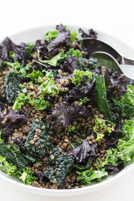 Grünkohl-Salat mit geröstetem Gemüse und Tahin-Dressing